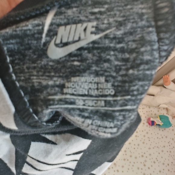 5/25 Nike newborn Romper - Picture 5 of 7